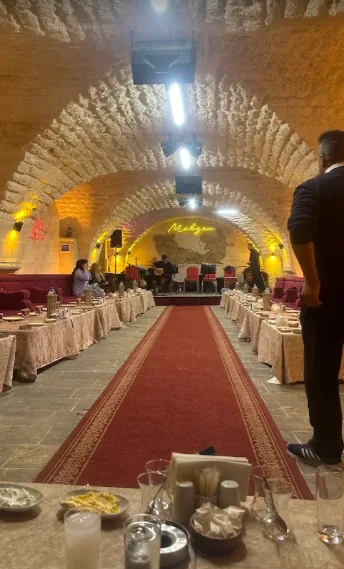 Mahzen sıra gecesi taş salon ve masa düzeni
