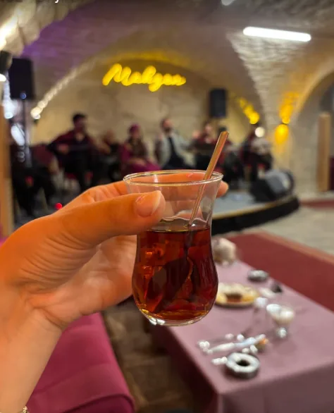 Şanlıurfa sıra gecesinde çay ve sahne atmosferi