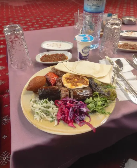 Urfa sıra gecesi yöresel yemek tabağı