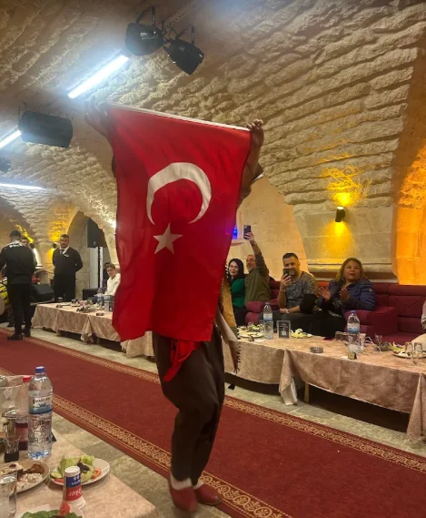 Abraham Sıra Gecesi bayrak gösterisi