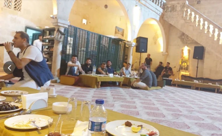 Tarihi Han Konukevi dış mekan ve tabela görünümü