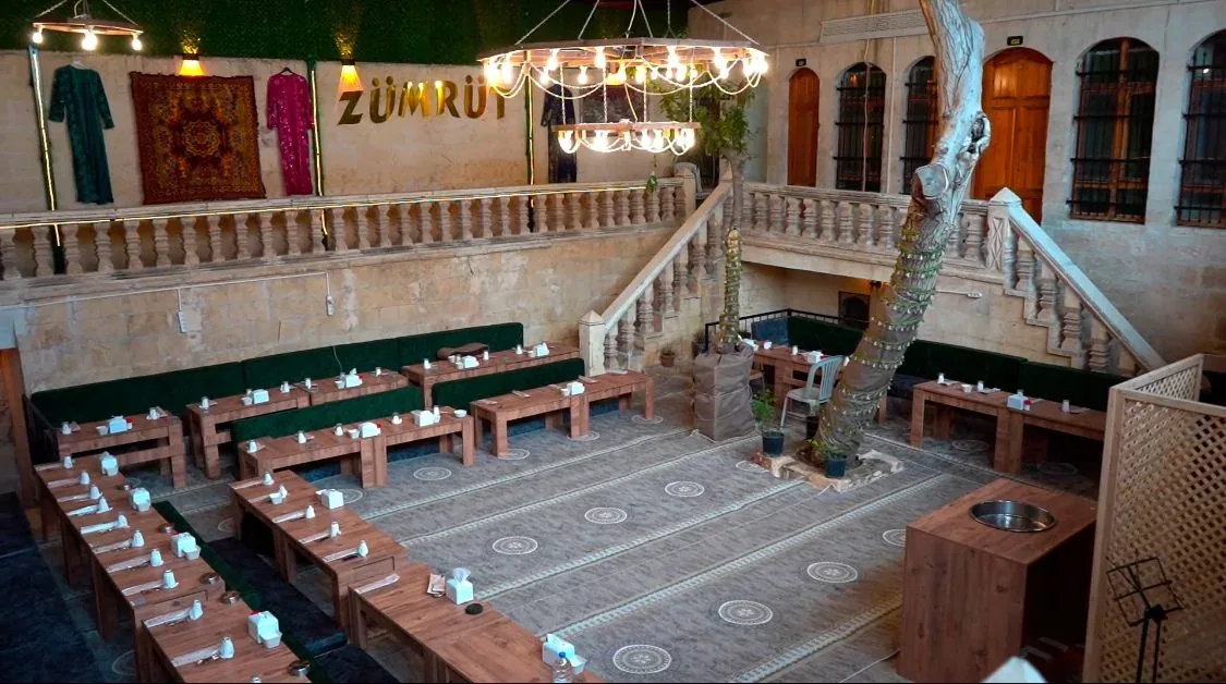 Zümrüt Konukevi Sıra Gecesi avlu ve oturma alanı